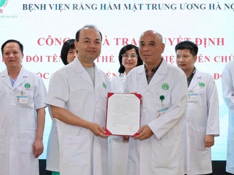 Trao quyết định bổ nhiệm cho PGS.TS. Phạm Hoàng Tuấn, Trưởng khoa Phẫu thuật Miệng - Hàm Mặt.